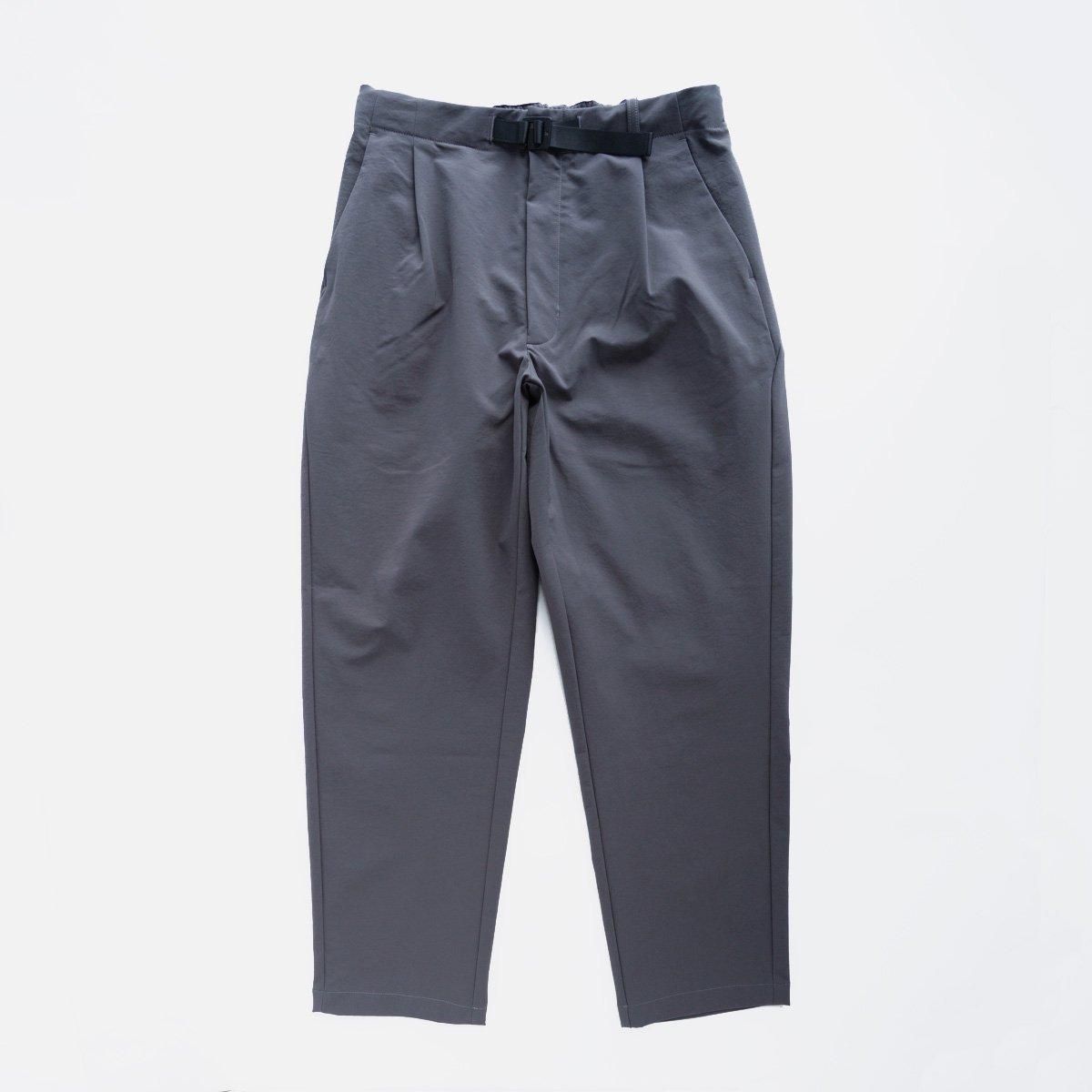 ONE TUCK TAPERED STRETCH PANTS