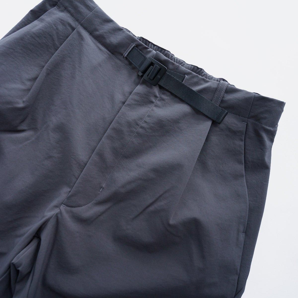 ONE TUCK TAPERED STRETCH PANTS